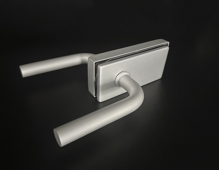 Por qué elegir un distribuidor especializado en herrajes para vidrio