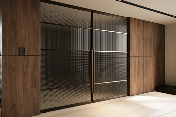 Puerta corredera de vidrio acanalado entre paneles de madera