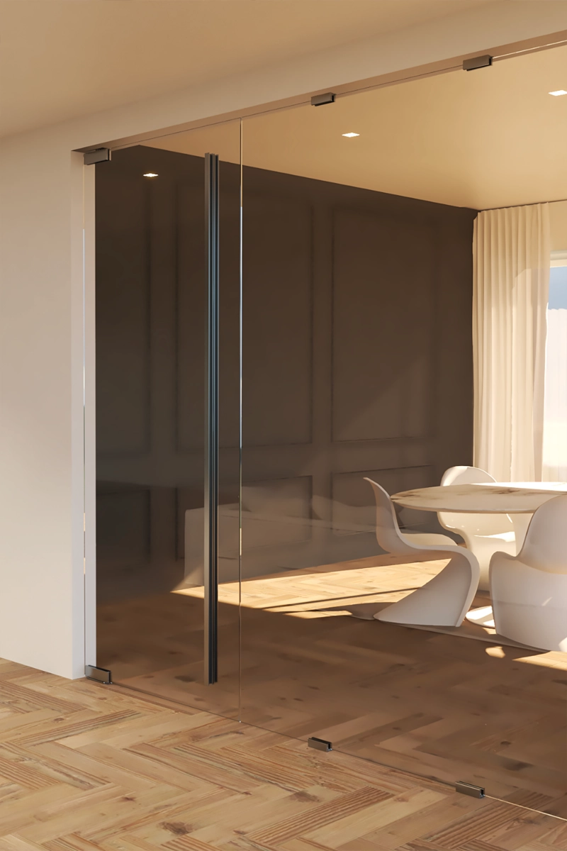 Puerta de cristal en un salón con suelo de madera